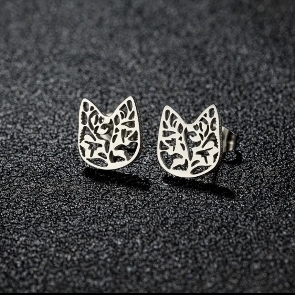 NEW Dainty Cat stud Earrings in Silver color - Boutique